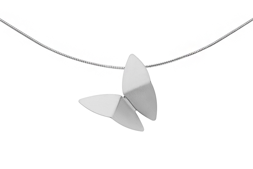 Leptir ogrlica Omega